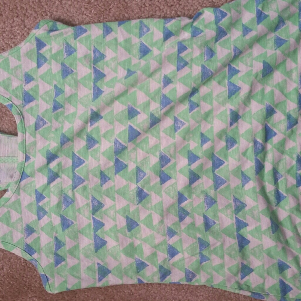 Adorable razor back tank top - Picture 3 of 3